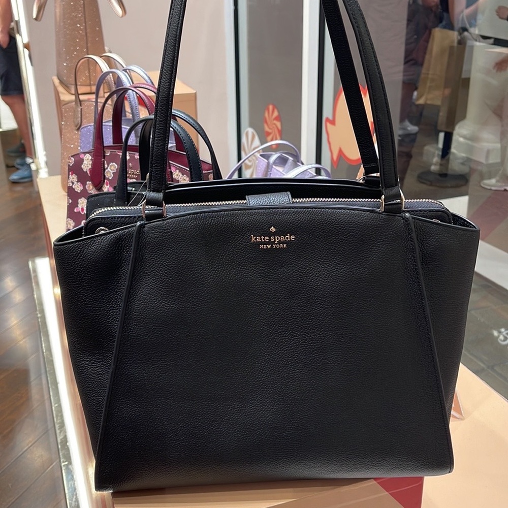 Kate Spade Brim Laptop Tote
COLOR:
Black - Picture 4 of 16